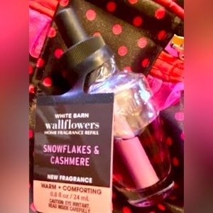 NWT WHITE BARN WALLFLOWERS, SNOWFLAKES AND CASHMERE FRAGRANCE POD.